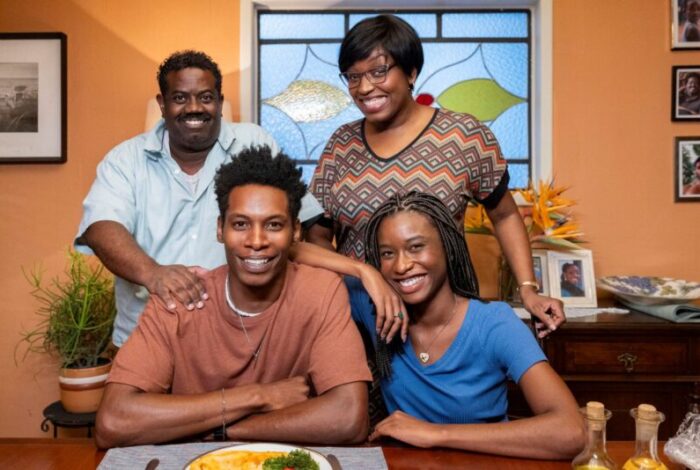 Consuelo (Belize Pombal) e sua família em 'Vale Tudo': personagem identifica a necessidade de reinventar o amor (Foto: Divulgação/Globo)