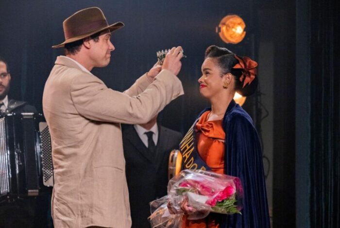 Sergio Guizé faz Candinho, protagonista junto de Jeniffer Nascimento, que vive Dita, que foi coroada a rainha do rádio na trama das seis (Foto: Divulgação/Globo)