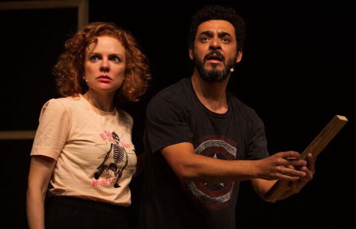 Maria Eduarda de Carvalho e Rui Ricardo Diaz no espetáculo 'Vermes Radiantes' (Foto: Matheus Ramalho)