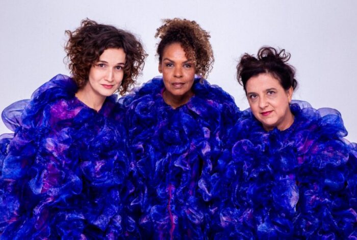 Ana Carbatti, Ana Paula Novellino e Letícia Medella estão no espetáculo 'Desato', de Viviane Mosé (Foto: Lorena Zschaber)
