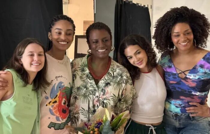 Leticia Braga, Lívia Silva, Shirley Cruz, Mel Maia e Juliana Alves nos bastidores do filme 'Apenas 3 Meninas' (Foto: Ajota)