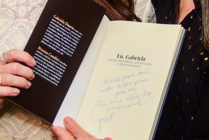 Gabriela Duarte faz dedicatória para a mãe, Regina Duarte, em lançamento de livro (Foto: Agnews)