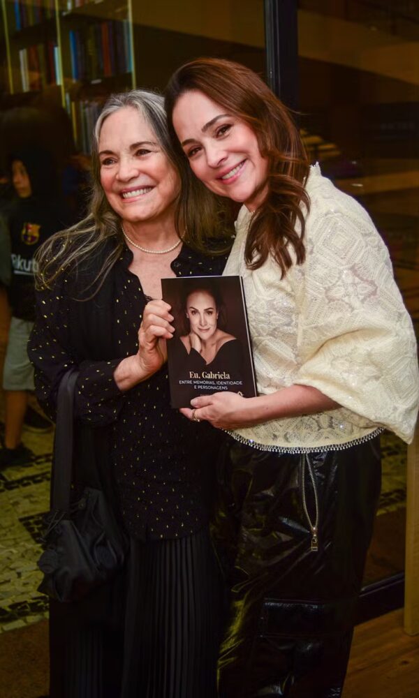 Gabriela e Regina Duarte no lançamento do livro ‘Eu, Gabriela – entre memórias, identidade e personagens’, em São Paulo (Foto: Agnews)