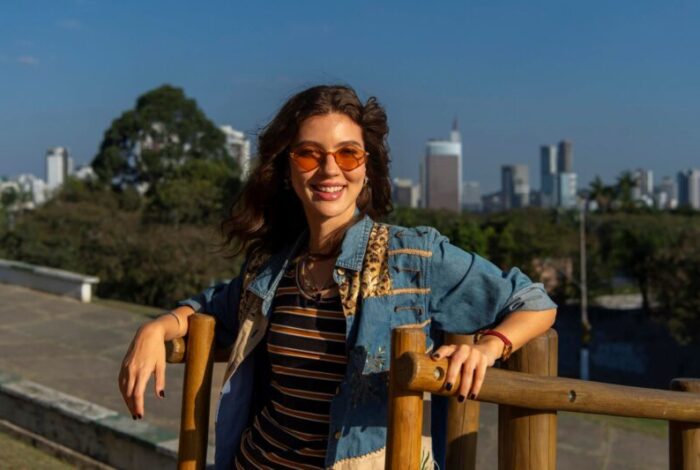 Entre a fantasia da série 'Vermelho Sangue' e o realismo da próxima novela das 21h, 'Três Graças', Alanis Guillen vive fase livre e intensa (Foto: Divugação/Globo)