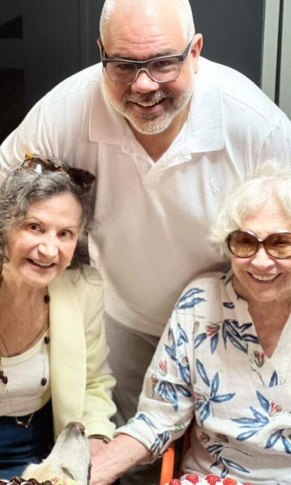 Marcus Montenegro entre Rosamaria Murtinho e Nathalia Thimberg: "A grande questão é você ter um volume imenso deles desempregados" (Acervo pessoal)