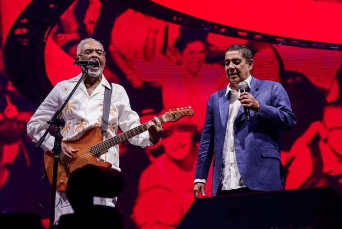 Gil e Zeca Pagodinho cantando "Aquele abraço", de 1969