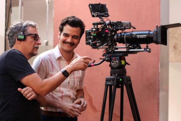 Kleber Mendonça Filho e Wagner Moura nos bastidores de 'O Agente Secreto' (Foto: Laura Castor)