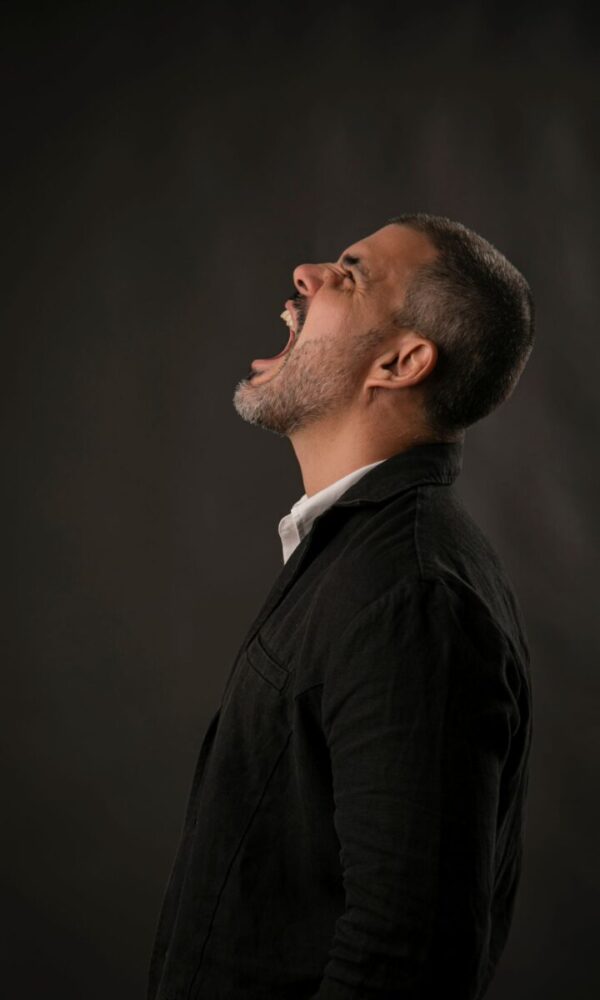 Juliano Cazarré montou seu primeiro solo teatral, 'Compliance' (Foto: Pamela Miranda)