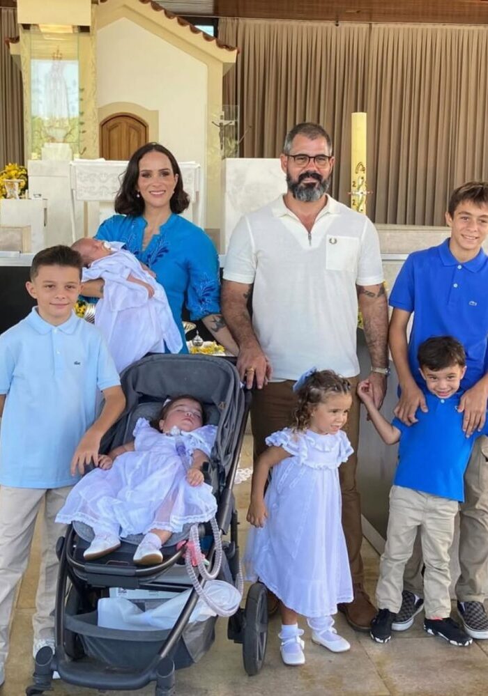 Letícia e Juliano Cazarré e os seis filhos do casal (Foto: Reprodução/Instagram)