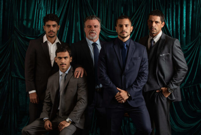 A Família Moraes na série: o aliado Sombra (Igor Fernandez), Esqueleto (Ruan Aguiar), o patriarca Nélio (Adriano Garib), Profeta (André Lamoglia) e Nelinho (Pedro Lamin) - (Foto: Divulgação - Netflix)