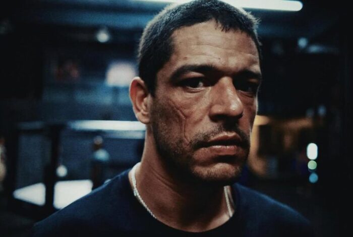 Pedro Lamin é Nelinho, fiel escudeiro do irmão Profeta (André Lamoglia) em 'Os Donos do Jogo' - (Foto: Divulgação - Netflix)