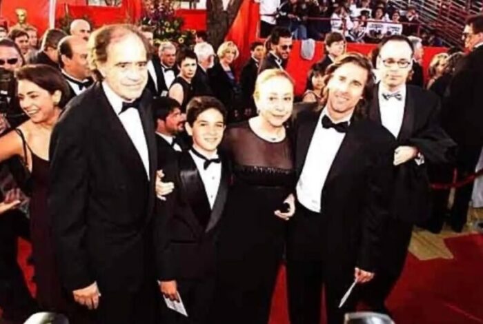 Vinícius de Oliveira com Fernanda Montenegro, Walter Salles e a equipe de 'Central do Brasil' no Oscar em 1990 (Foto: Reprodução/Instagram)