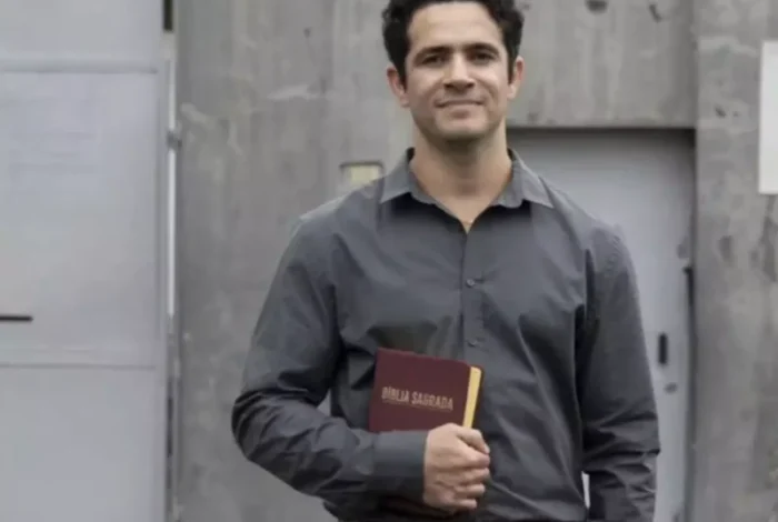 Vinícius de Oliveira é Rogério Olberg em 'Tremembé' (Foto: Divulgação)