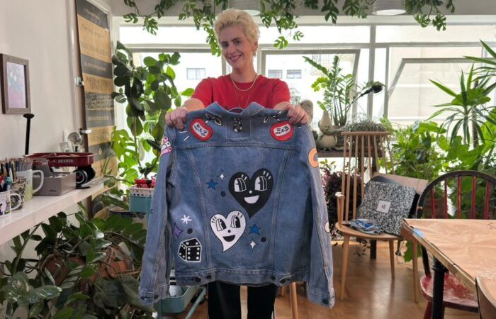 Crunchyroll e Levi's convidaram a artista Ana Strumpf a customizar jaquetas a partir da estética do anime