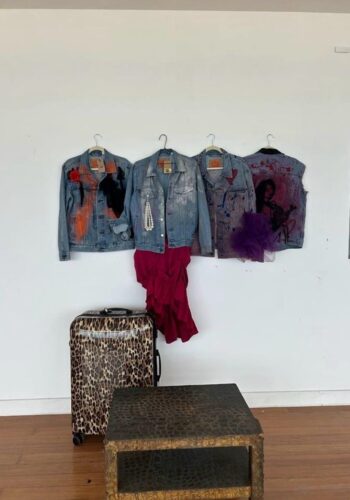 Crunchyroll e Levi's convidaram Rita Wainer para customizar jaquetas a partir da estética do anime