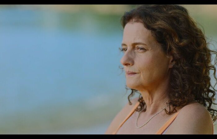 Denise Fraga em cena de 'Livros Restantes', filme de Márcia Paraiso (Foto: Divulgação/Still)