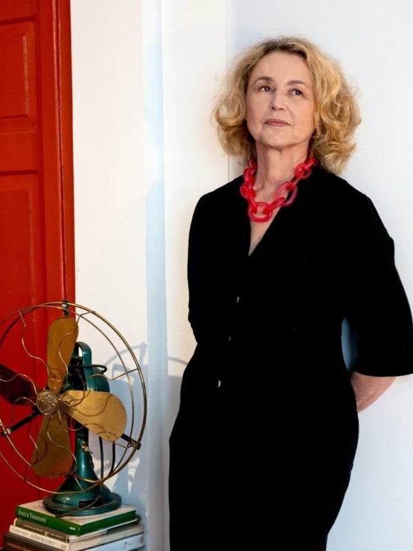 Após o câncer, Kelzy Ecard volta às novelas renovada internamente e fisicamente aos 60 e afirma: “Não foi vaidade, foi vontade de viver mais e melhor” (Foto: Claudia Brandão)