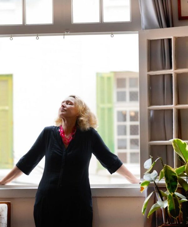 "Estar viva realmente ganha um significado além. Coisas que eu dava uma importância muito grande talvez hoje tenham um outro peso" (Foto: Claudia Brandão)