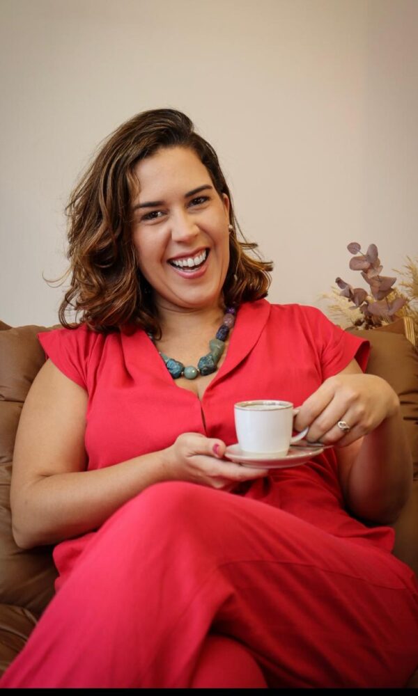 A terapeuta quântica Carina Bruno defende uma cocriação com presença, regulação interna e consciência no lugar de promessas fáceis (Foto: Divulgação)