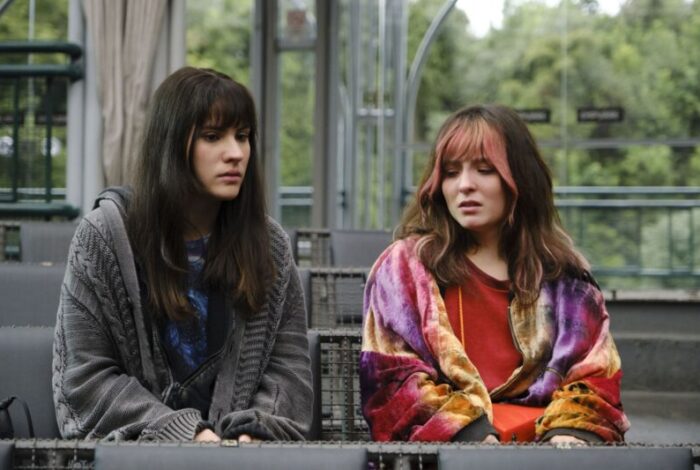 Giovanna Rispoli e Larissa Manoela protagonizam 'Traição Entre Amigas' (Foto: Divulgação)