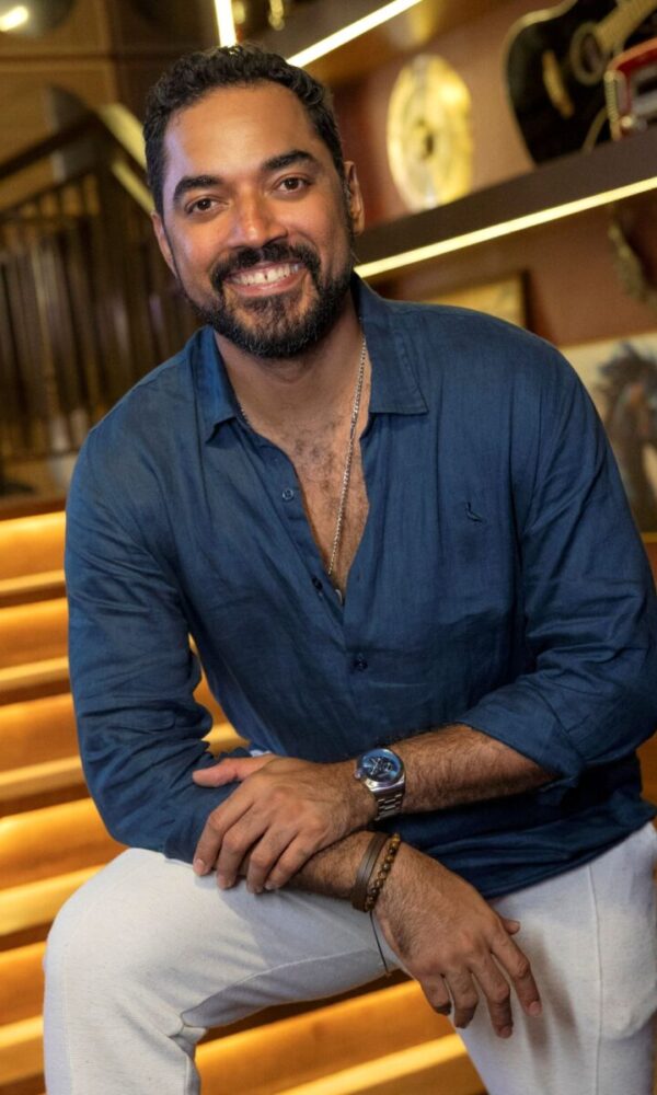 Entre os bastidores do sertanejo e o cinema premiado, Thomás Aquino vive Ronei em 'Coração Acelerado' e atravessa uma das fases mais potentes de sua carreira (Foto: Divulgação/Globo)