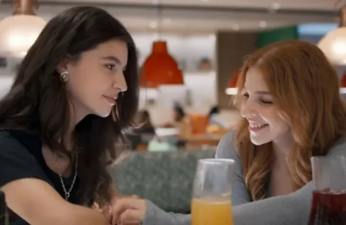 Alanis Guillen e Gabriela Medvedovski fazem história na teledramaturgia como um casal que tem conquistado o público em 'Três Graças' (Foto: Divulgação/Globo)