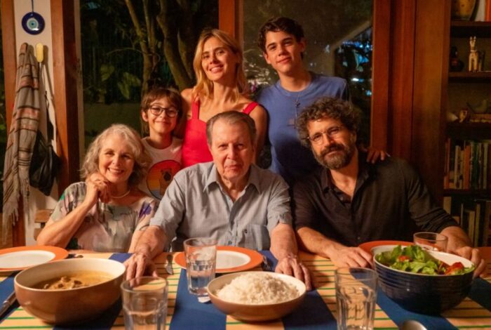 Carolina Dieckmmann e Caco Ciocler com seu núcleo familiar em '(Des)controle': "Tem uma denúncia da masculinidade tóxica" (Foto: Divulgação)