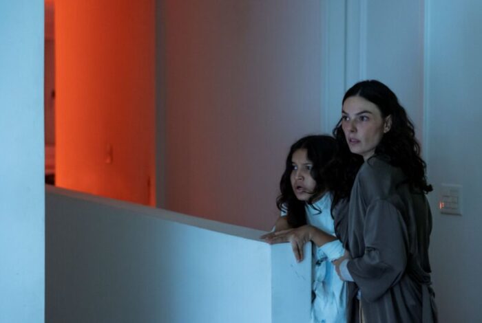 Isis Valverde em cena com Marianna Santos no longa 'Quarto do Pânico' (Foto: Divulgação)