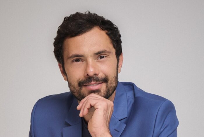De volta à Globo, Adriano Toloza está em ‘Três Graças’ e fala sobre carreira internacional, romance na trama e a preocupação com a situação no Irã (Foto: Joyce Braga)