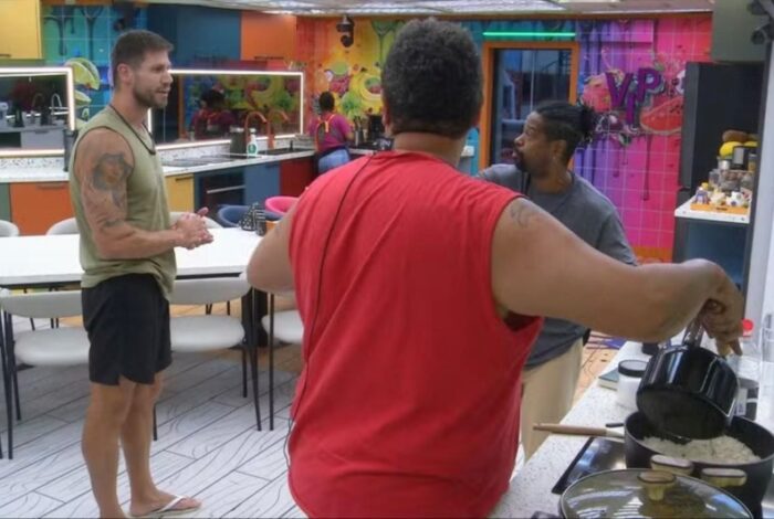 Jonas, Babu e Boneco discutem na cozinha da Xepa nesta sexta-feira (27) - ( Foto: Reprodução/Globo)