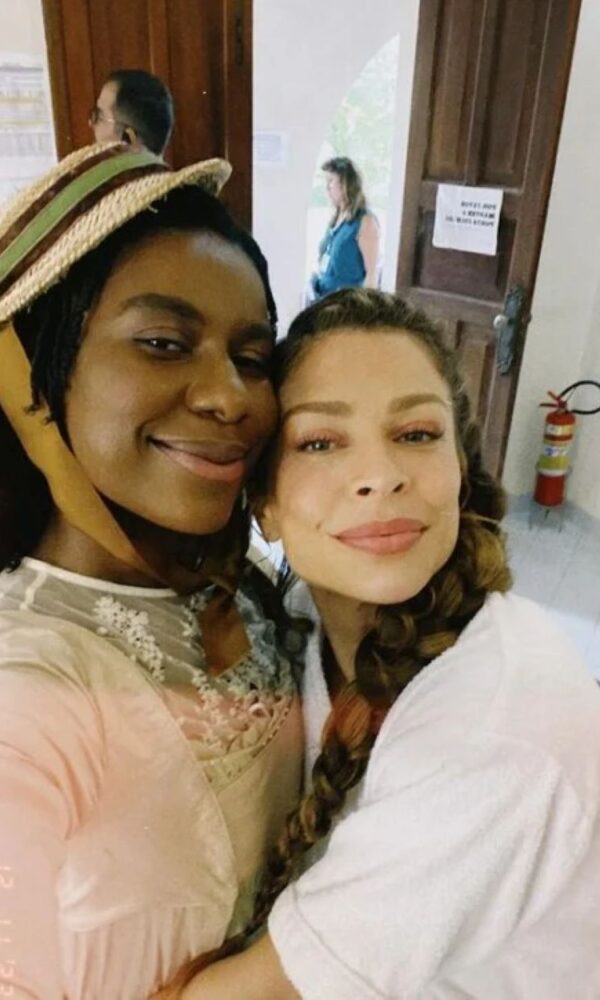 Indira Nascimento e Grazi Massafera nos bastidores de ‘Dona Beja’ (Foto: Reprodução/Instagram)