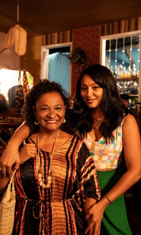 Claudia Di Moura e Sheron Menezzes são filha e mãe na série de Thalita Rebouças para o Globoplay (Foto: Divulgação/ Globo)