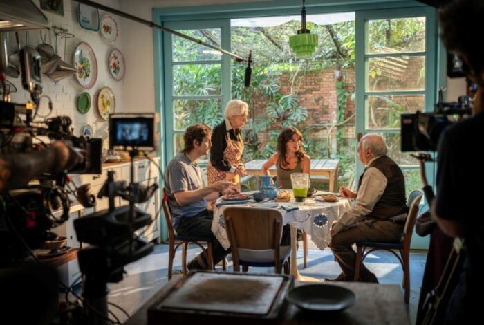 O set de 'Velhos Bandidos'. “A comédia é muito difícil: ou você já é um comediante na alma ou então você não dá conta", diz Fernanda Montenegro (Foto: Divulgação)