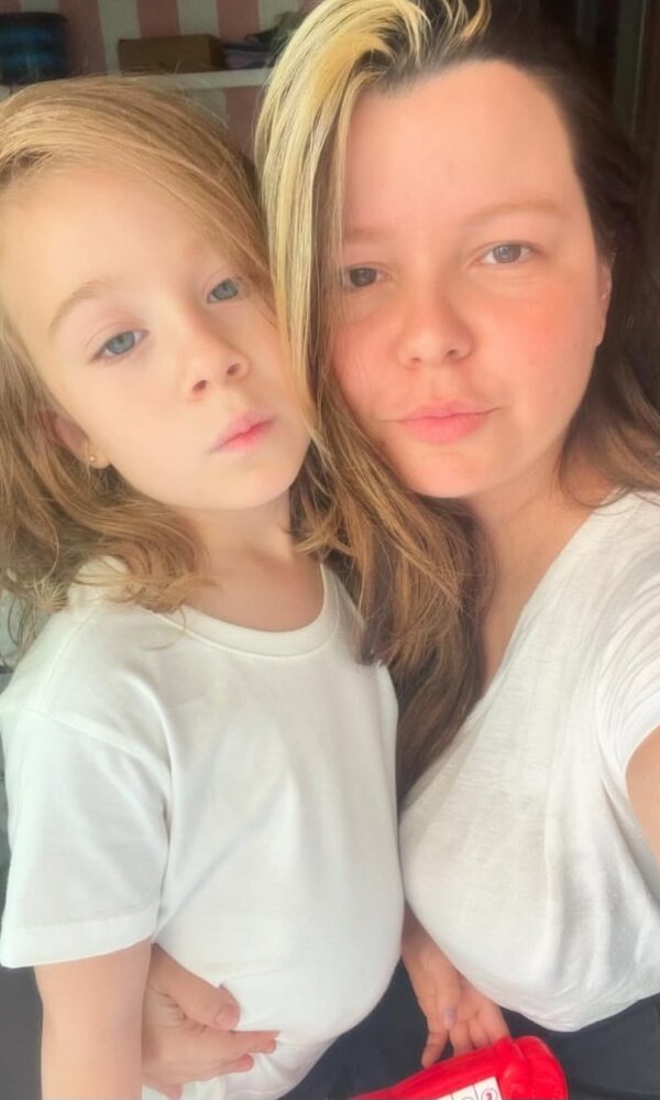 A atriz Catharina Caiado e a filha Theodora (Foto: Arquivo pessoal)