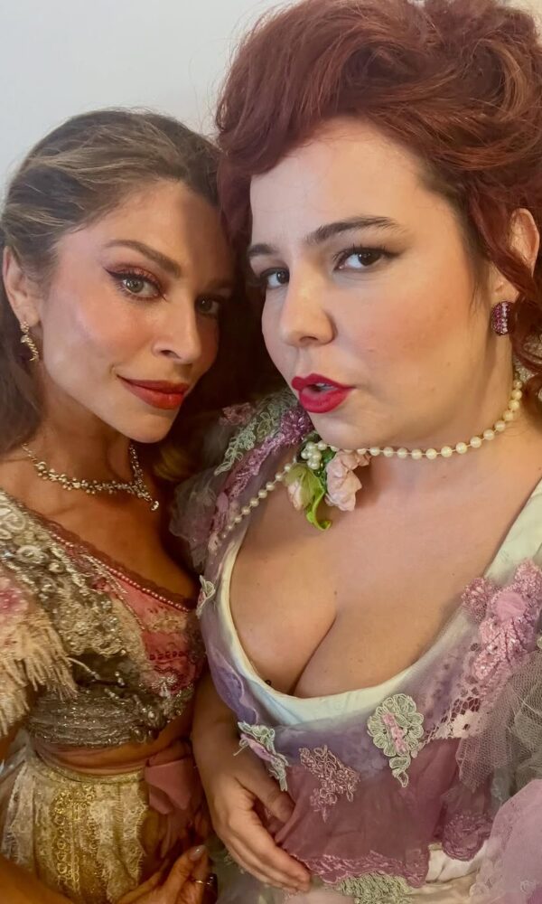 Grazi Massafera e Catharina Caiado nos bastidores de 'Dona Beja' (Foto: Reprodução/Instagram)