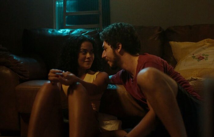 Bella Campos e João Vitor Silva no longa 'Cinco tipos de medo' (Foto: Divulgação)