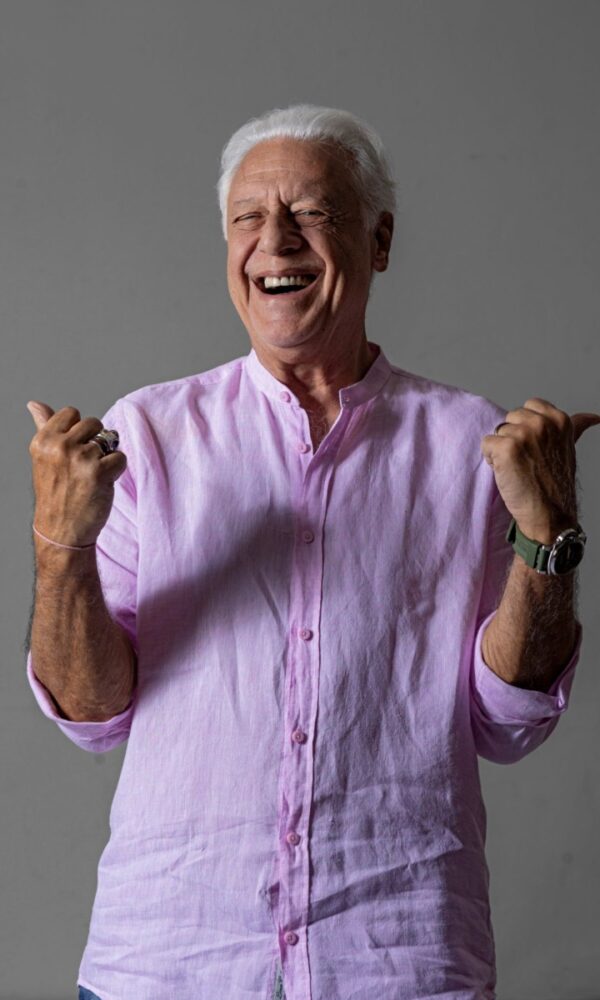 Antonio Fagundes volta à TV em 'Quem Ama Cuida', retorna ao teatro e reafirma, dentro e fora de cena, o valor do compromisso, seja nos afetos ou na pontualidade (Foto: Ronaldo Gutierrez)