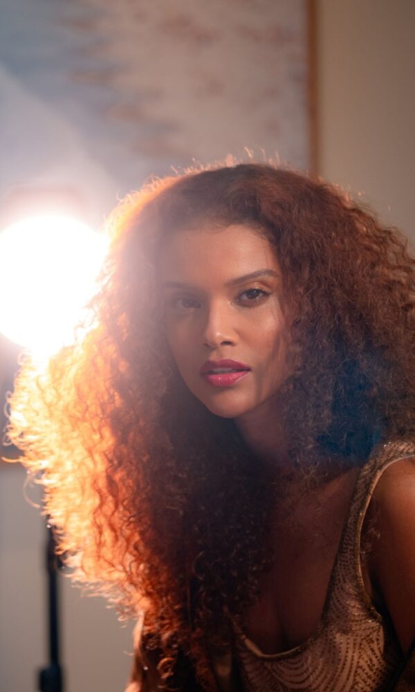 Dez anos após marcar a TV em ‘Malhação’, Aline Dias retorna ao protagonismo em ‘Icônica’ e defende mais espaço para histórias negras de amor e conquistas (Foto: Ysrael)