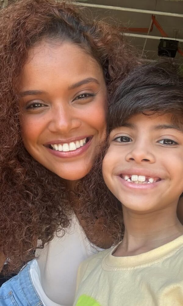 Aline Dias e o filho Bernardo, de 8 anos (Foto: Reprodução/Instagram)