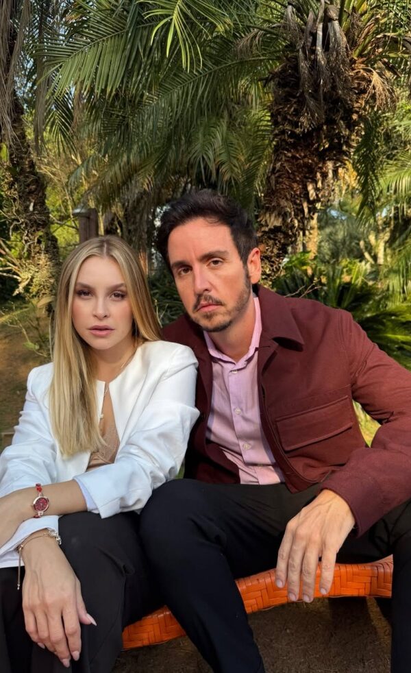 Carla Diaz e Wagner Santisteban estão na novelinha vertical 'Então É Amor?' (Foto: Divulgação/Globo)