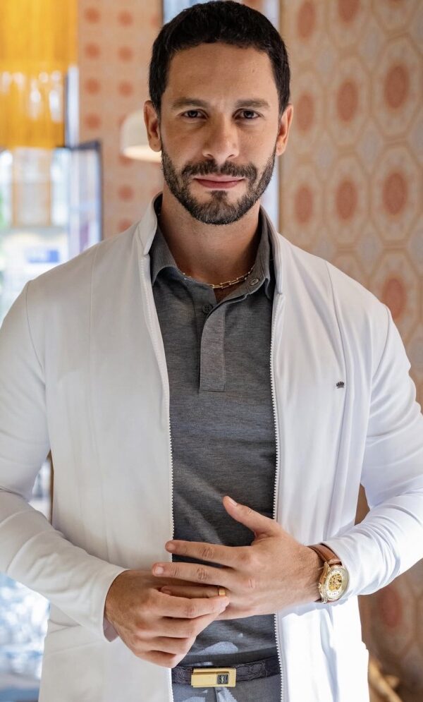 Rainer como Dr. César, 'o especialista em bumbum de pêssego' (Foto: Divulgação)